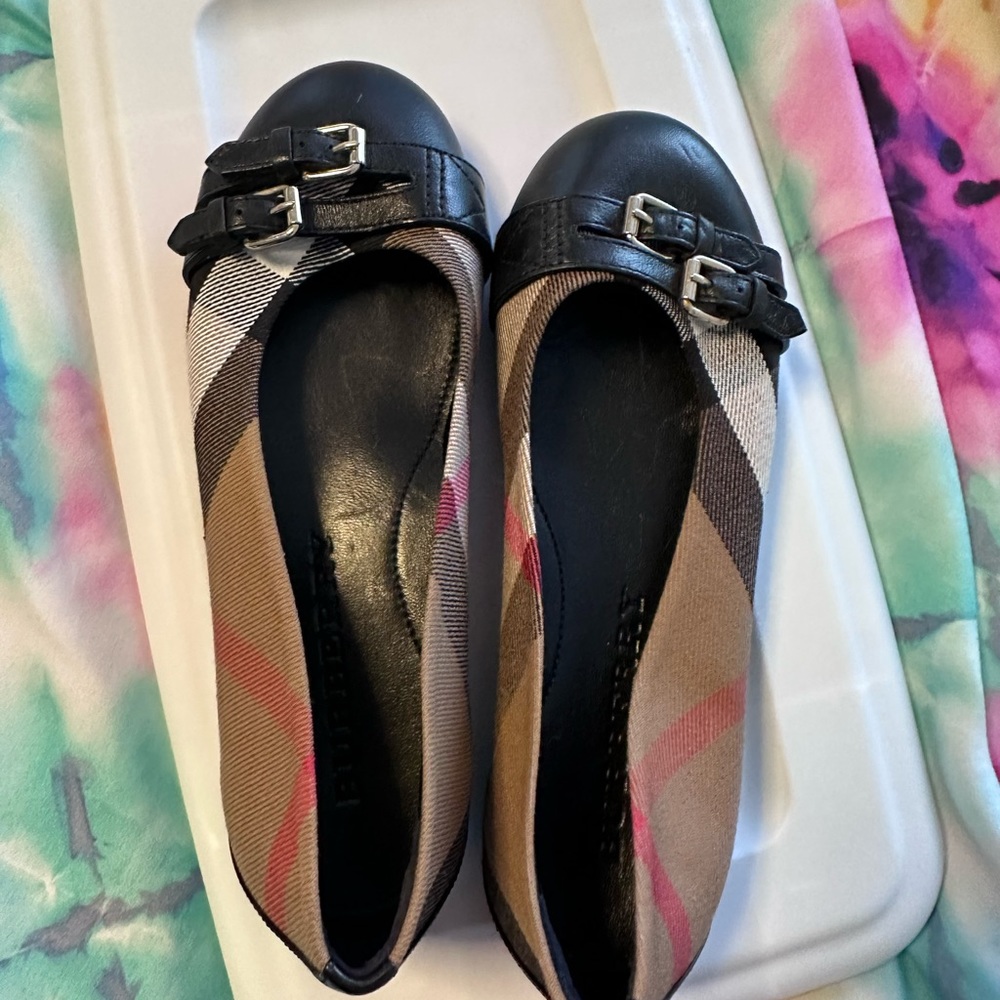 New Burberry skies for kids  never worn